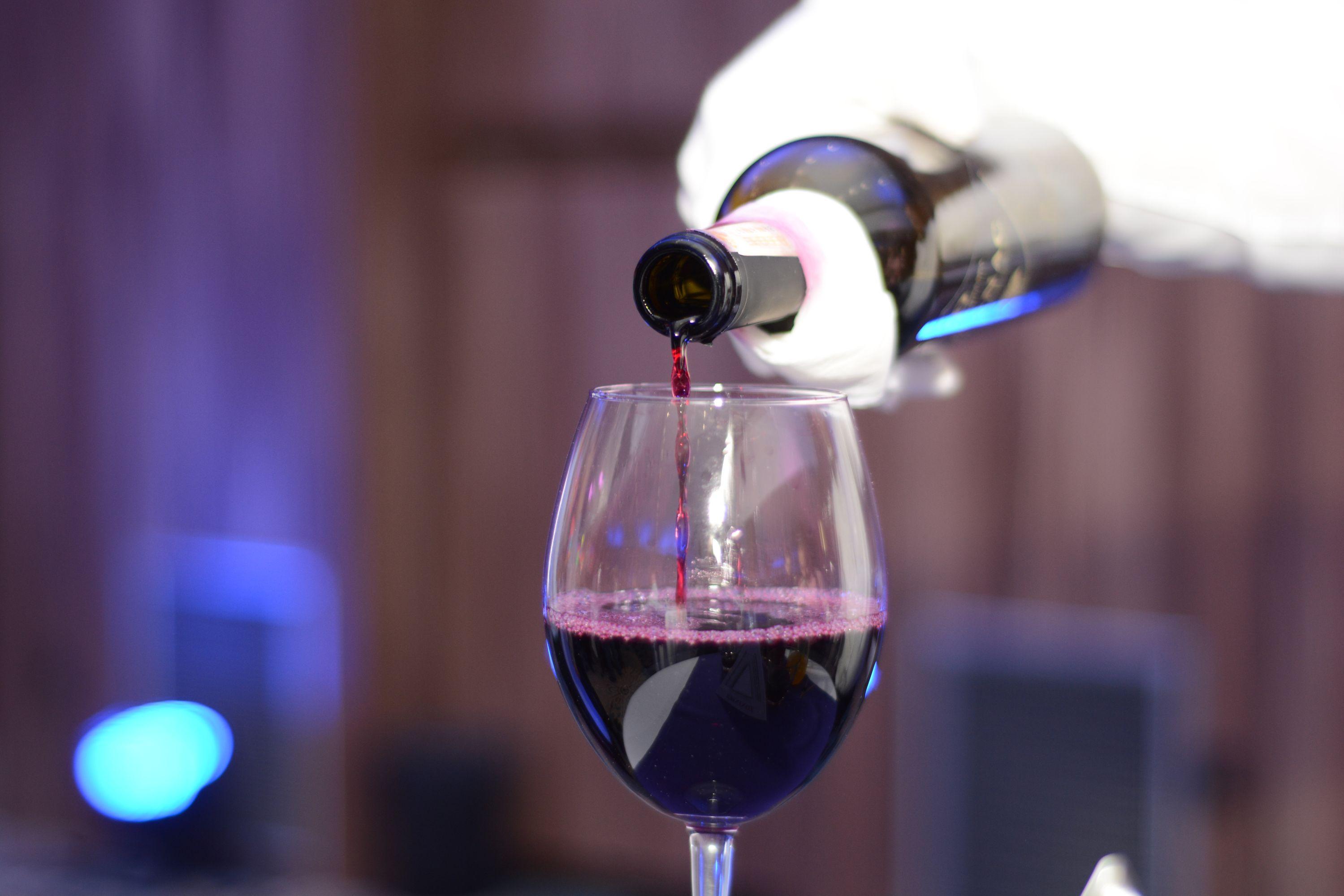 Hotel Hills Sarajevo Congress & Thermal Spa Resort Ilidža Bagian luar foto Wine being poured