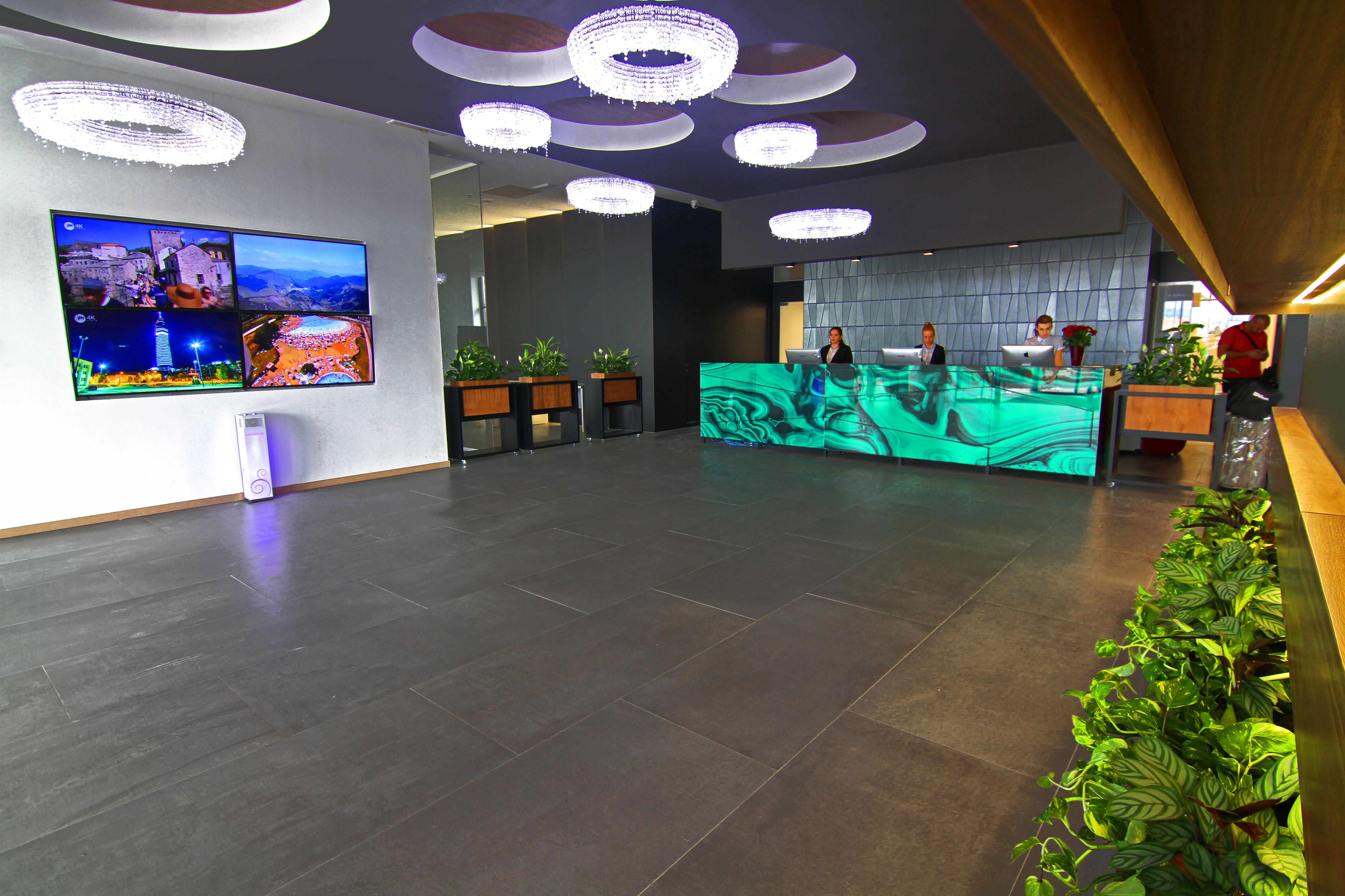 Hotel Hills Sarajevo Congress & Thermal Spa Resort Ilidža Bagian luar foto The lobby of the airport
