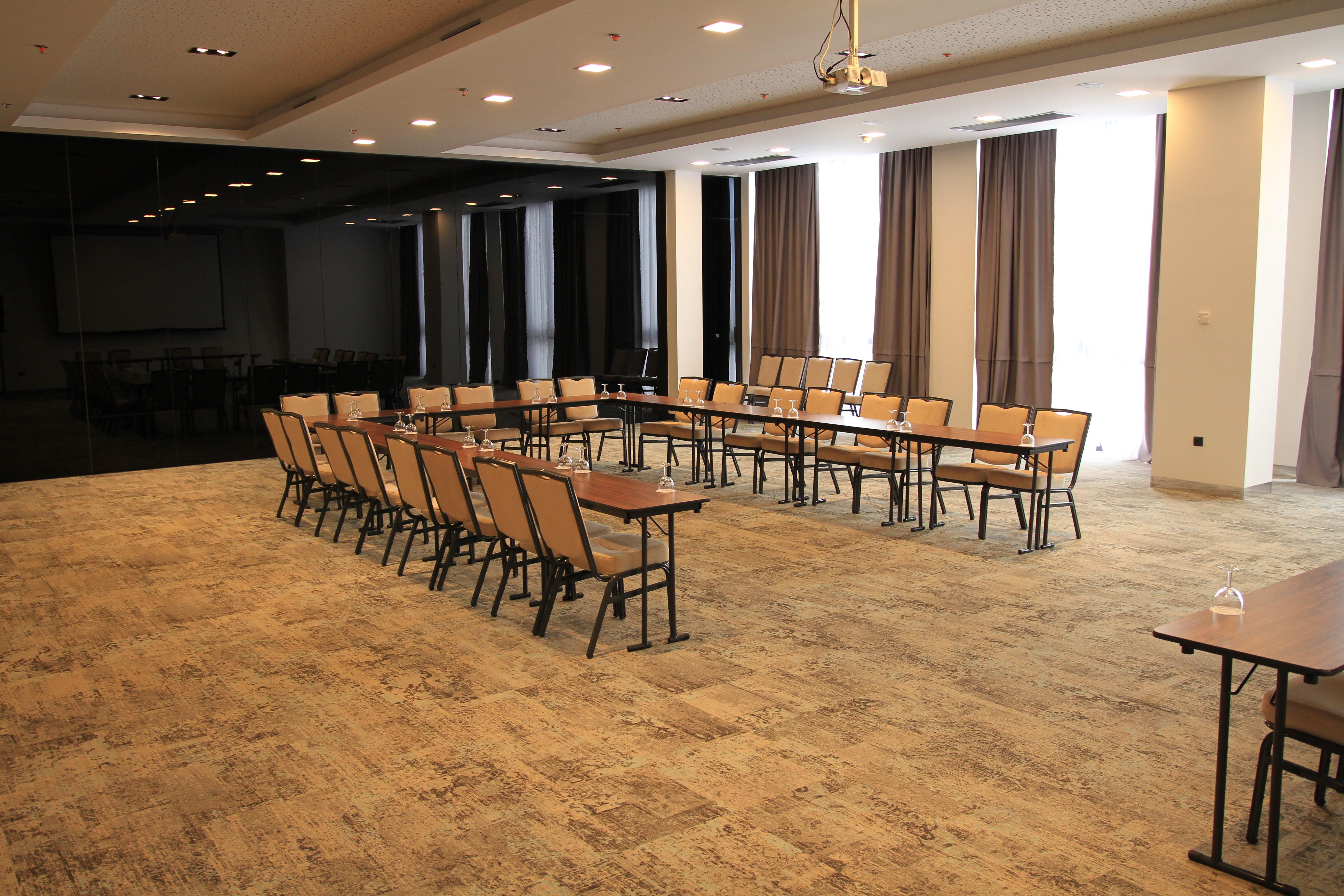 Hotel Hills Sarajevo Congress & Thermal Spa Resort Ilidža Bagian luar foto A meeting room at the hotel