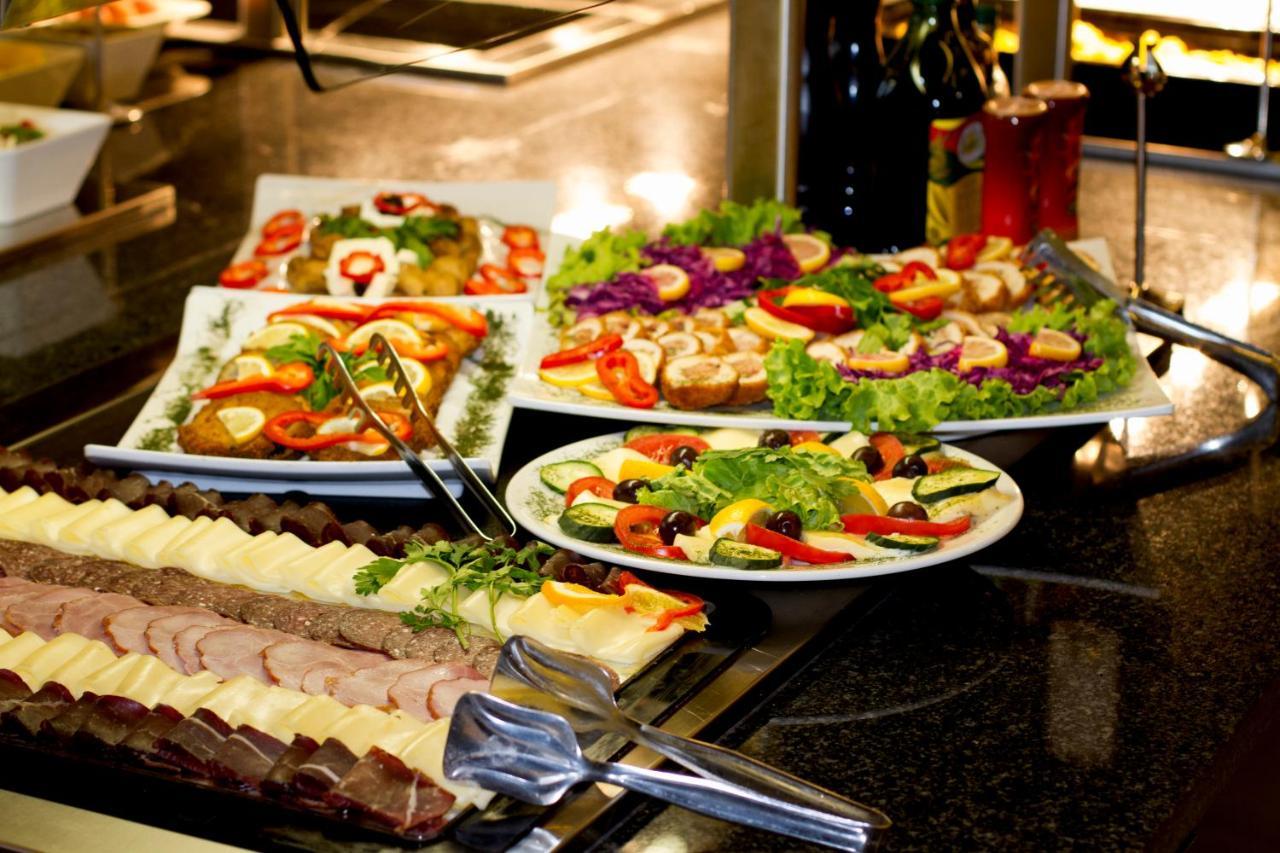Hotel Hills Sarajevo Congress & Thermal Spa Resort Ilidža Bagian luar foto A buffet