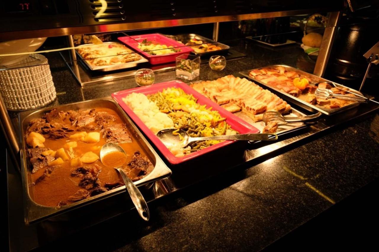 Hotel Hills Sarajevo Congress & Thermal Spa Resort Ilidža Bagian luar foto A hot buffet