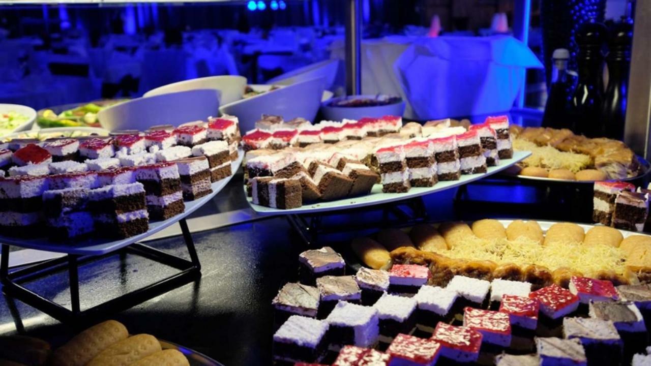 Hotel Hills Sarajevo Congress & Thermal Spa Resort Ilidža Bagian luar foto A selection of desserts